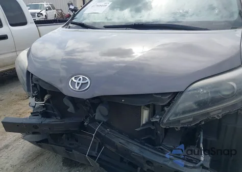 2015 Toyota Sienna Se Premium 8 Passenger z USA, uszkodzony, nr VIN 5TDXK3DCXFS634291